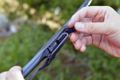 交換方法は、まずはワイパーアームを立てる。そして接続部分(クリップ)を押しながらブレードを下方向にスライドさせて外し、新しいブレードをアーム先端に差し込み、上にスライドさせるように持ち上げカチッと音が鳴ったら装着完了