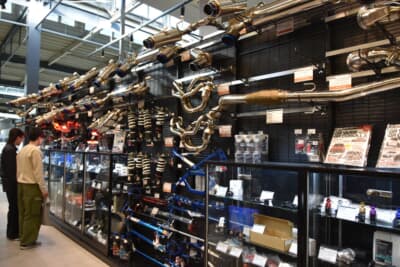 全国的に見てもこれだけのパーツ展示が行われている店舗は稀である