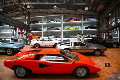 ランボルギーニ・カウンタックLP400やDMCデロリアン、奥にはポルシェ 911RSなども展示されています