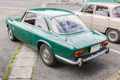 アルファ ロメオ 1750 GTV:マフラーはノーマルである。タイヤはヨコハマのG.T.SPECIAL CLASSIC(165/80R14)だ。ホイールは純正14インチである