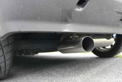 ホンダ バラードスポーツCR-X:ワンオフのステンレス製エキパイと1本出しサイレンサーを装備している。つなぎは差し込み式だ。触媒はDC2型インテグラ タイプR用である