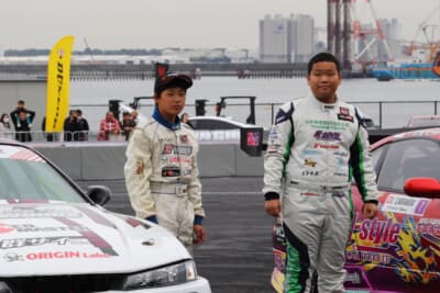 FDJ3に参戦する茂木真那斗選手(左)とFDJ2でシリーズチャンピオンを獲得した中村総士郎選手(右)クルマから降りると、2人とも中学生らしい笑顔を見せてくれた