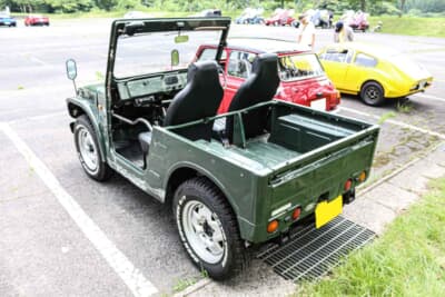 スズキ ジムニー：LJ20型ジムニーになってスペアタイヤが車外に出され、リアシートを含めて4名乗車が可能となった