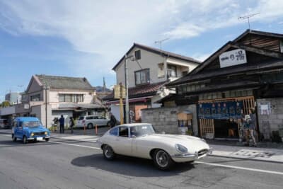 路面を石畳風にして、電線が地中化された桐生市の街並みを走るエントラント