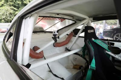 ポルシェ 930ターボ モビー ディック:インテリアはレーシングカーそのもの