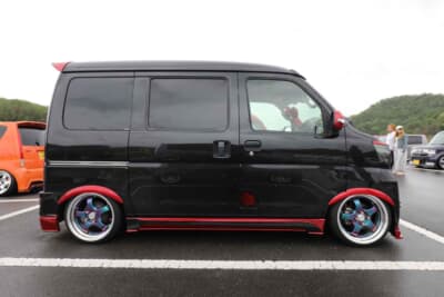 ダイハツ アトレーワゴン:ブラックボディのなかで装着パーツのみを際立たせるべく、真っ赤なカスタムペイントを施してコーディネイトしている点がポイント