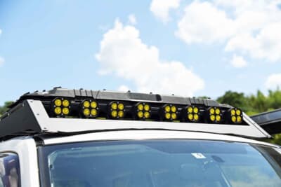 スバル フォレスター：自作のラック前には、ネットで見つけたLEDライトを8基連ねて装着。ライトの収まりに違和感がない点も、オーナーさんのこだわり