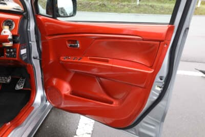 スズキ ワゴンRスティングレー:内装はオーナーの好きなオレンジで統一されルーフやピラーも張り替えられている