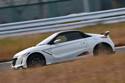 車両の台数も制限されているので、コース内で自らのドライビングに集中できる