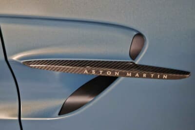 アストンマーティン ヴァンテージ ロードスター:アストンマーティンの象徴的なサイドストレーキが復活