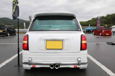 ダイハツ ミラジーノ：リアバンパーはホイールハウスに沿ってアンダー部にフラップを追加している