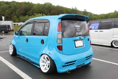 ホンダ ライフ:リアは左右にダクトを追加したスポーティな仕上がりで、センターにはトヨタ「86」用のリアフォグを埋め込んでいるのが特徴だ