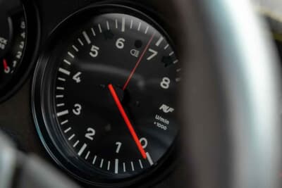 85万ドル~110万ドル(邦貨換算約1億2510万円~約1億6190万円)現在も販売中のRUF「カレラ 3.4 ゴールドフィンガー」C)Courtesy of Broad Arrow