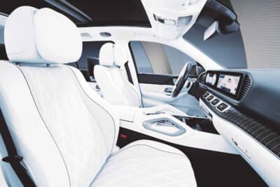 Mercedes-Maybach GLS 600 Night Edition Ⅱ（ISG）：MANUFAKTURナッパレザーシート（クリスタルホワイト／ブラックパール）を設定し、明るく上質な白の空間を構築