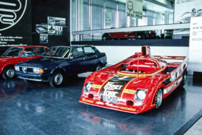 アルファ ロメオ ジュリエッタ(左)とアルファ ロメオ ティーポ33 SC 12(右)