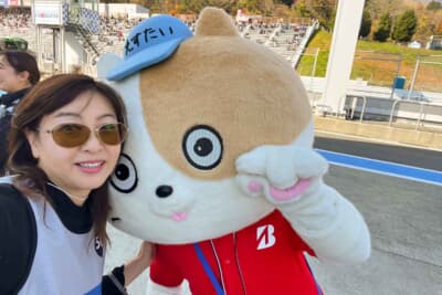 スーパー耐久の公式キャラクターを務めるすぱーくと私