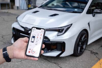 イグラアラーム+KLB+コンパス4G装着のGRカローラ。ロック・アンロック、自車位置確認、エンジンブロックを携帯で操作可能