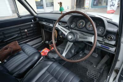 プリンス スカイライン 2000GT-A:オリジナルの状態は崩さずセンターコンソール付近に追加メーターを装着。クルマの健康状態を常にチェックできる