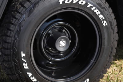 スズキ ジムニーノマド:純正ホイールセンターキャップより高さがあり、存在感抜群のホイールキャップに、「S」デザインのステッカーがセット