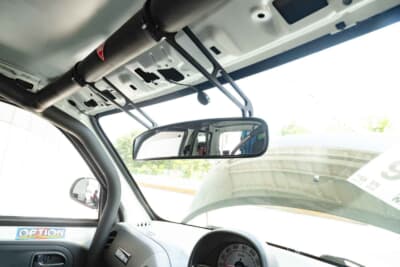 ダイハツ エッセ:ワイドな視界のルームミラー。接触でドアミラーが畳まれても左右を確認可能