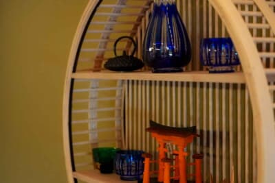 インテリア家具にもこだわりあり。ナチュラルな丸形のランタンウォー ルラックは室内を優しい印象に変える