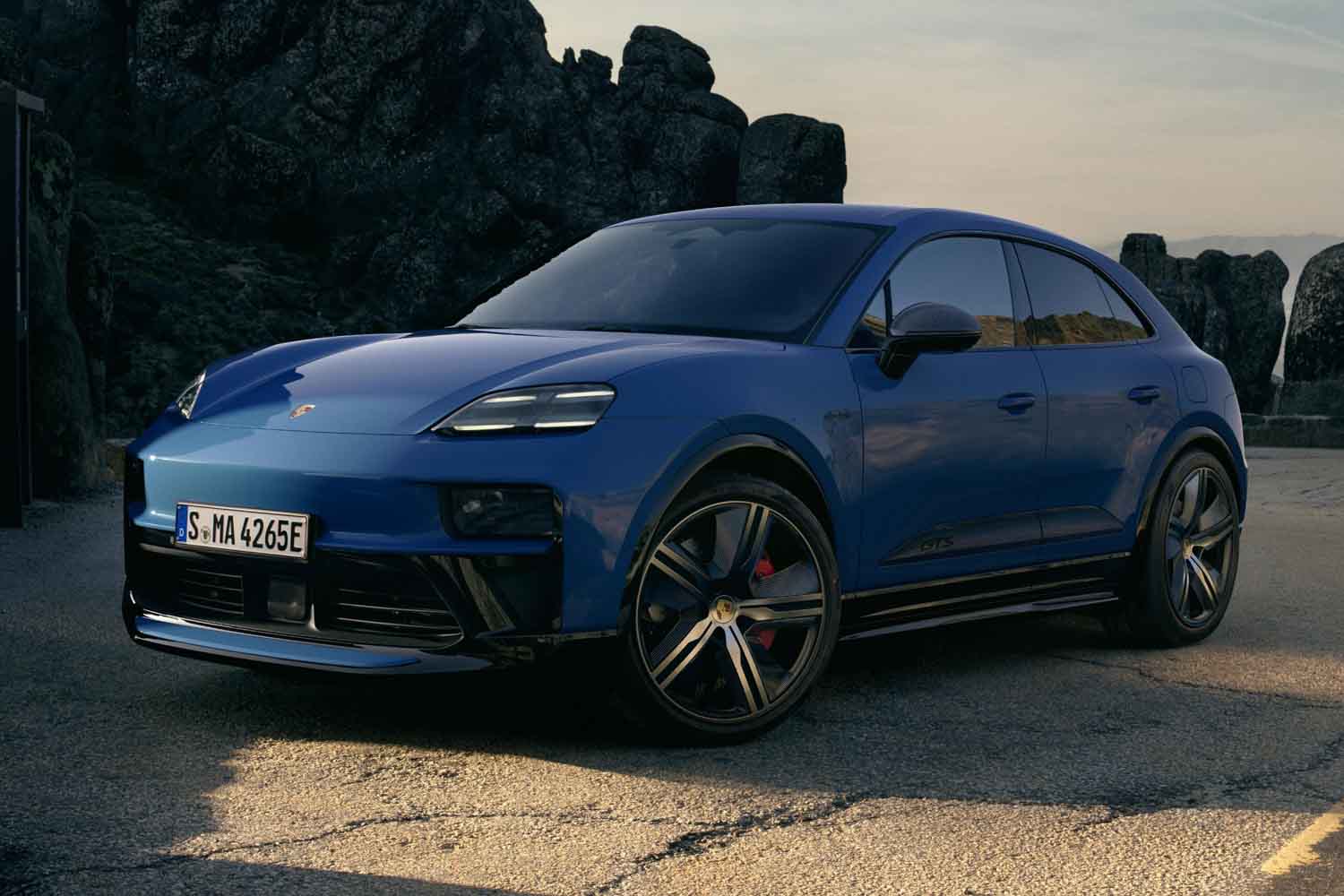 ポルシェ“GTS”の称号を初めてBEV「マカン」シリーズで採用！価格と