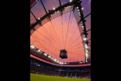 試合前はどしゃ降りでしたが、試合中には美しい夕焼けにうっとり。フランクフルト空港が近く、飛行機が間近を横切る様子に興奮です