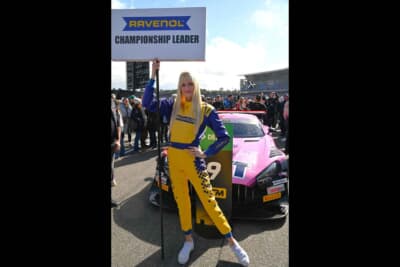 チャンピオンズリーダーのルーカス・アウワー選手が運転するメルセデスAMG GT3
