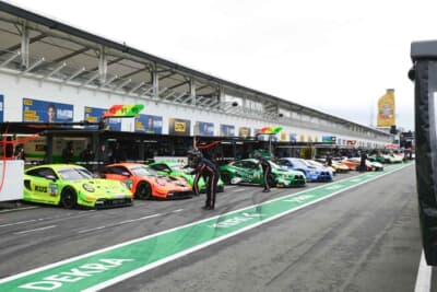 カラフルなマシンが並び、煌びやかな雰囲気です