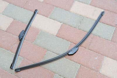 フラットワイパーは、構造的には樹脂にゴムを溶着させて作られており、手で持つと頼りなく感じるが、しなり具合が計算されているため、しっかりとガラスに追従することが可能だ