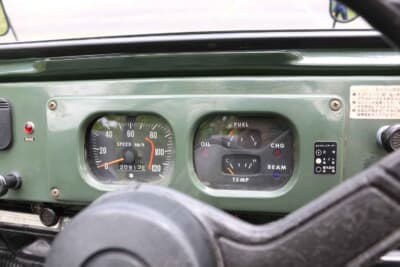 スズキ ジムニー：メーターはオリジナルだが120km/h仕様になっている。オーナーも「なぜか、この仕様」とコメントしている