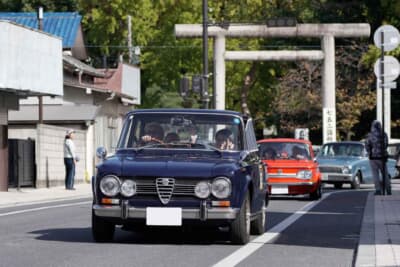 路面を石畳風にして、電線が地中化された桐生市の街並みを走るエントラント