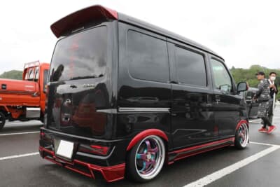 ダイハツ アトレーワゴン:絶妙な車高の低さはエアサスペンションで実現