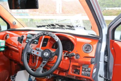 スズキ ワゴンRスティングレー:内装はオーナーの好きなオレンジで統一されルーフやピラーも張り替えられている