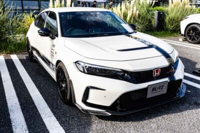 ブリッツのブースではシビックのデモカーが展示された