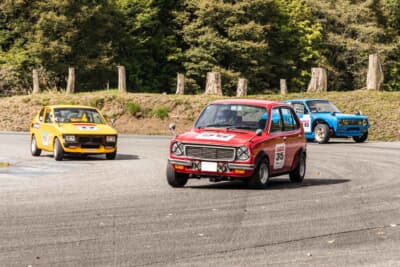 先頭を走るホンダ ライフの後ろにはスズキ フロンテクーペ、ダイハツ フェローMAXが迫る