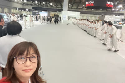 トヨタとダイハツのスタッフはツナギ姿のユニフォームで、最後には佐藤社長も同じ姿で登場なさっていましたのよ