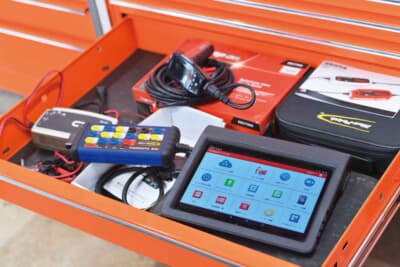 各種の自動車故障診断機も揃える。作業前、作業後どちらもスキャニングし、しっかりとクルマの状態を把握しているので安心だ