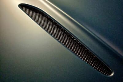 アストンマーティン ヴァンテージ ロードスター:フロントフードに開けられたエアアウトレット