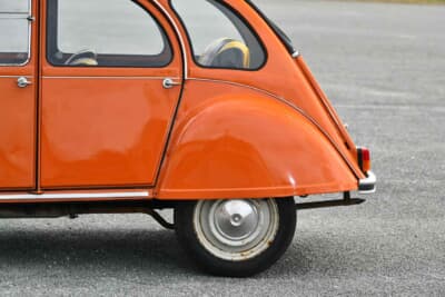 2万5000ポンド〜3万5000ポンド(邦貨換算約507万円〜約710万円)で現在も販売中のシトロエン「2CV6」(C)Bonhams