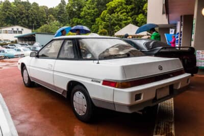 スバル アルシオーネ：後端がリップ状に反り返っているハイデッキトランクなど、空力を意識した意匠は40年が経過した今でも決して色褪せていない