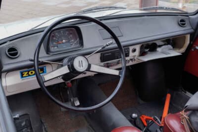 DAF 44:1968年式 DAF 44。シンプルで視認性の良いインパネのデザインだ