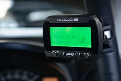 ダイハツ ミラ:ドライビングの解析に欠かせないデータロガーはAIM製。前後カメラとマイクも併用する