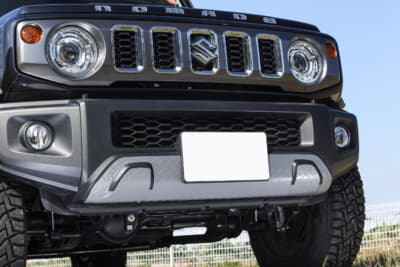 スズキ ジムニーノマド:フロントバンパー樹脂プロテクターは、塩化ビニル素材で、金属のような質感の縞板模様が特徴。両面テープで簡単に貼れるお手軽カスタムアイテム