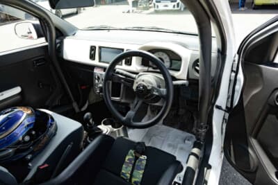 スズキ アルト:ロールケージにフルバケットシート4点式シートベルトと安全装備は車両規則のとおり