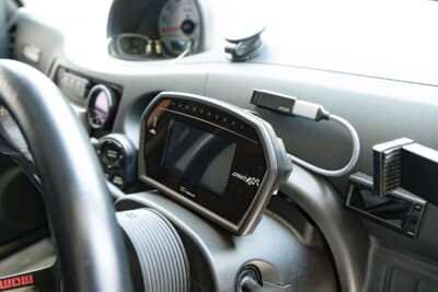 ダイハツ エッセ:メーターはデータロガーとしても活用できるデフィーのDSDF。見た目もレーシーで好み