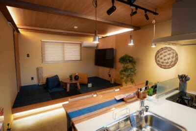 01号室は最大4人が定員。高級旅館に来たような雰囲気で落ち着く。ボードゲームなど遊べるアイテムが用意され、飽きさせない