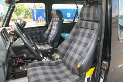 メルセデス・ベンツ 300GD：チェック柄のシートが非常にオシャレ
