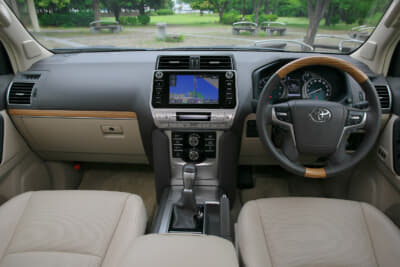 150系ランドクルーザープラドのインストルメントパネル