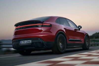 ポルシェ・マカンGTS：アダプティブリアスポイラーはGTS独特のグロスブラック塗装で、リアアクスルのダウンフォースを３段階で調整